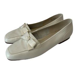 Size 6 Women´s Ivory Worthington Leather Flats with Bow